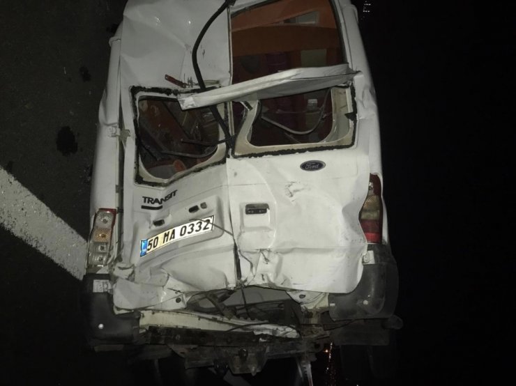 Kaçak göçmen taşıyan ticari minibüs kaza yaptı: 5’i ağır 21 yaralı