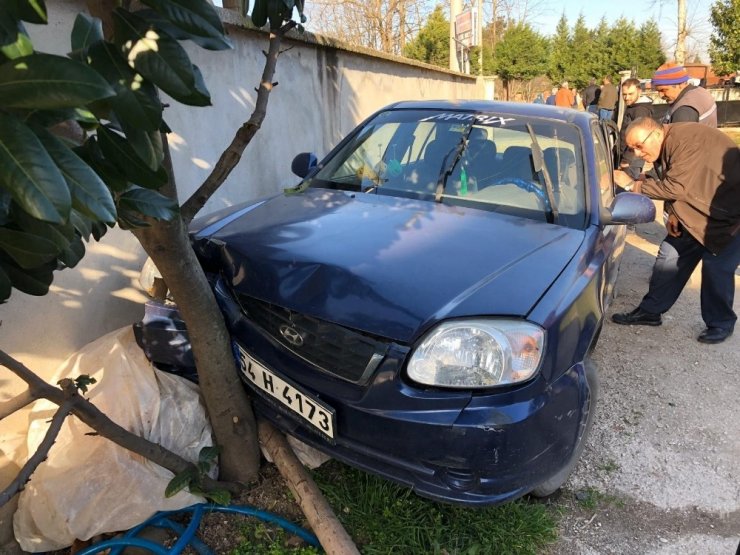 Akyazı’da otomobil ile minibüs çarpıştı: 1 yaralı