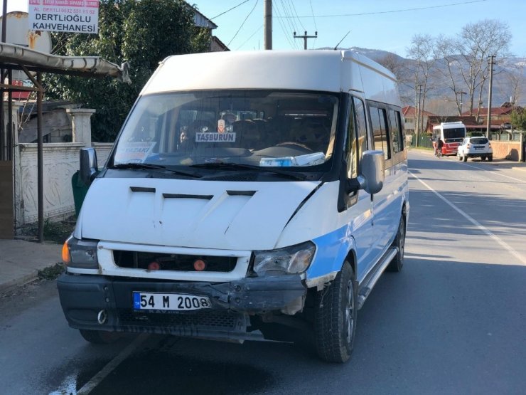 Akyazı’da otomobil ile minibüs çarpıştı: 1 yaralı