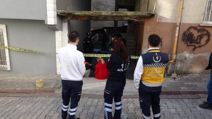 Misafir olduğu evin önünde kanlar içinde ölü bulundu