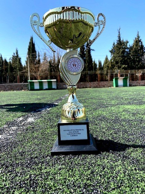 Sarıgöllü kızlar futbolda Manisa şampiyonu oldu