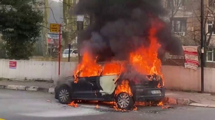 İstanbul’da sosyal medya fenomeni Uras Benlioğlu’nun aracı alev alev yandı