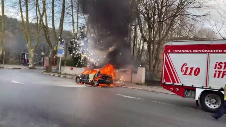 İstanbul’da sosyal medya fenomeni Uras Benlioğlu’nun aracı alev alev yandı
