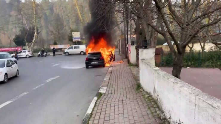 İstanbul’da sosyal medya fenomeni Uras Benlioğlu’nun aracı alev alev yandı