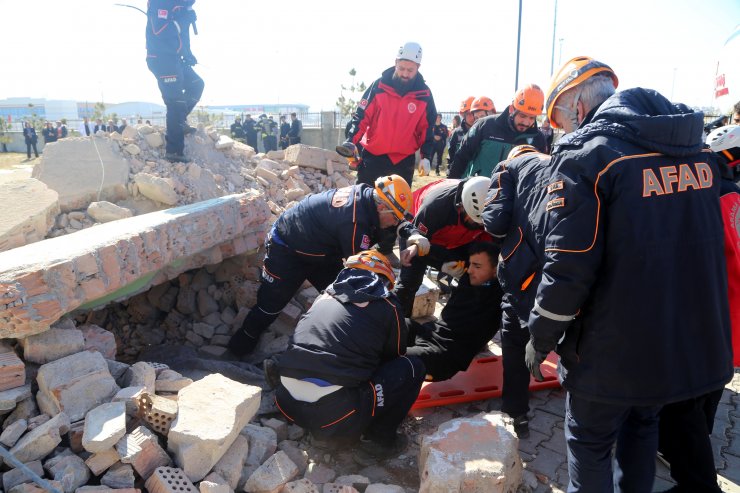 Sivas'ta gerçekleştirilen deprem tatbikatı gerçeğini aratmadı