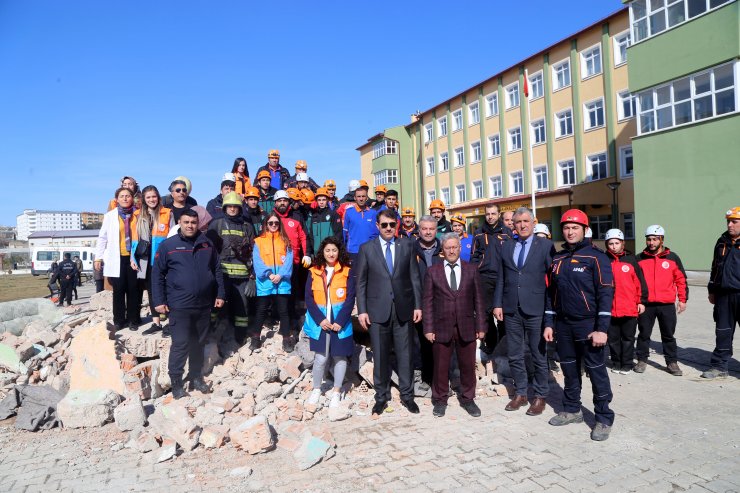 Sivas'ta gerçekleştirilen deprem tatbikatı gerçeğini aratmadı