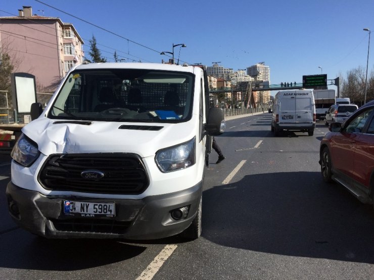 Makas atan sürücü araçlara çarpıp takla attı