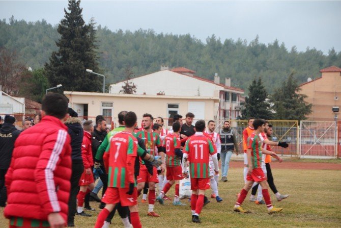 Tekmelerin havada uçuştuğu maçta sadece bir futbolcu disiplin kuruluna sevk edildi