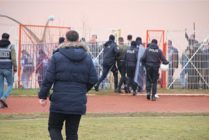 Tekmelerin havada uçuştuğu maçta sadece bir futbolcu disiplin kuruluna sevk edildi
