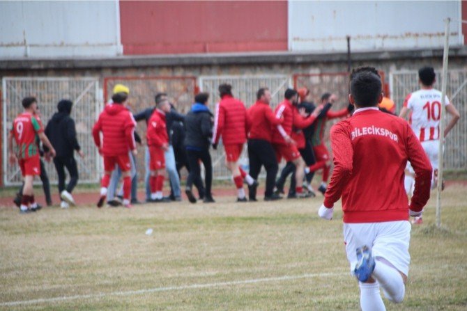Tekmelerin havada uçuştuğu maçta sadece bir futbolcu disiplin kuruluna sevk edildi