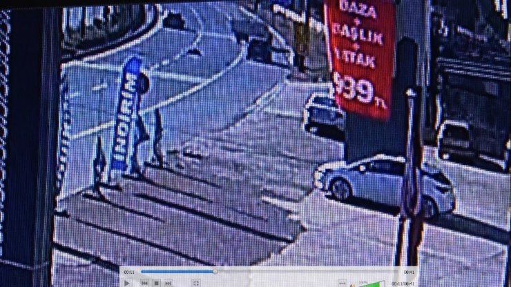 Üniversite öğrencisi genç kızın hayatını kaybettiği kaza güvenlik kamerasına yansıdı
