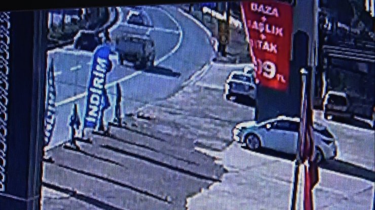 Üniversite öğrencisi genç kızın hayatını kaybettiği kaza güvenlik kamerasına yansıdı