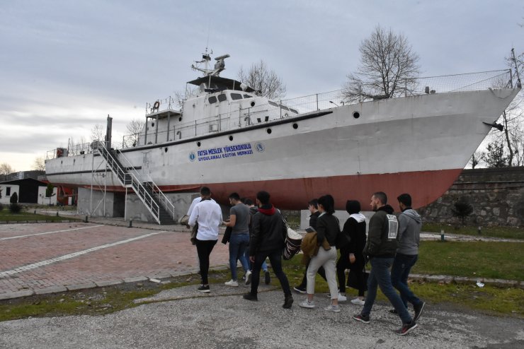 Üniversite öğrencileri hurda gemide mesleğe hazırlanıyor