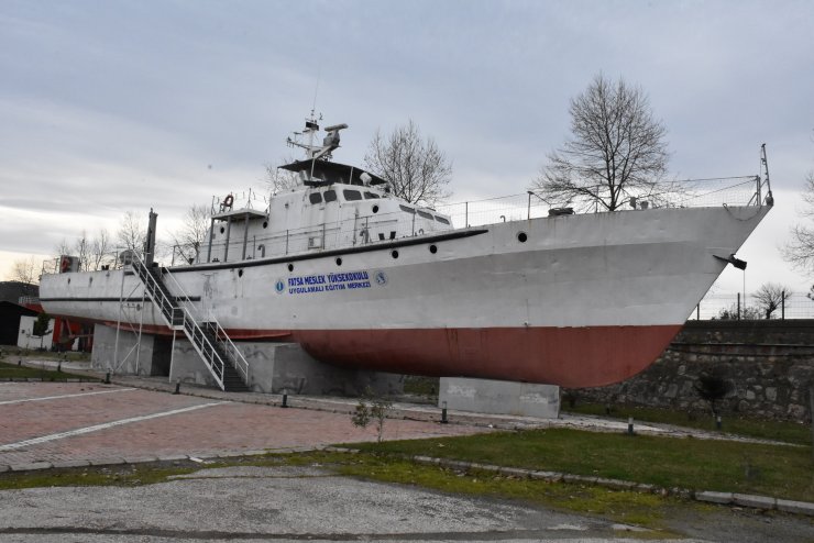 Üniversite öğrencileri hurda gemide mesleğe hazırlanıyor