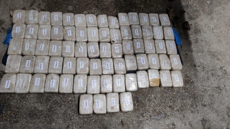 Aracın iç yan döşemesinde 37 kilo 780 gram eroin çıktı