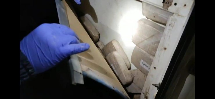 Aracın iç yan döşemesinde 37 kilo 780 gram eroin çıktı