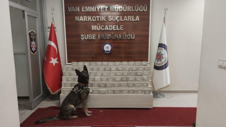 Aracın iç yan döşemesinde 37 kilo 780 gram eroin çıktı