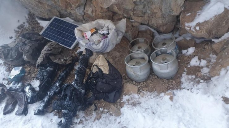 Başkale’de EYP düzeneği ve el bombası fünyesi ele geçirildi