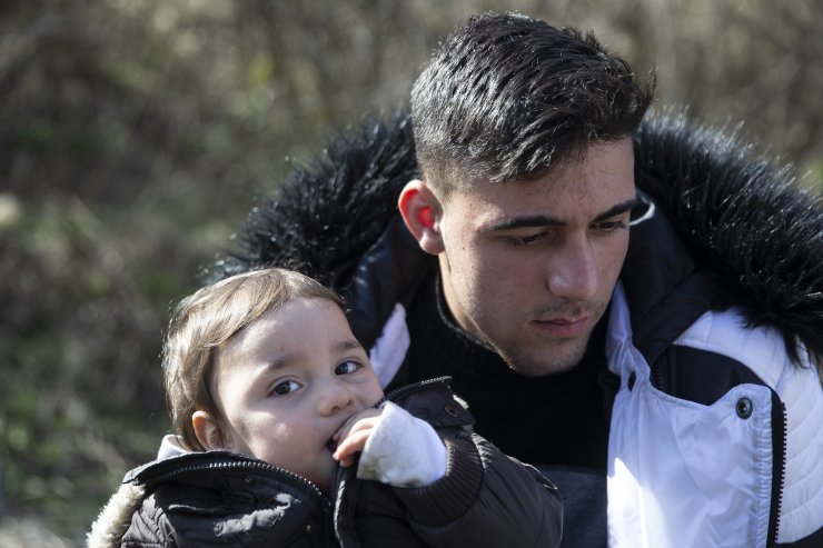 Yunanistan'a gitmek isteyen düzensiz göçmenlerin sınırdan geçişi sürüyor