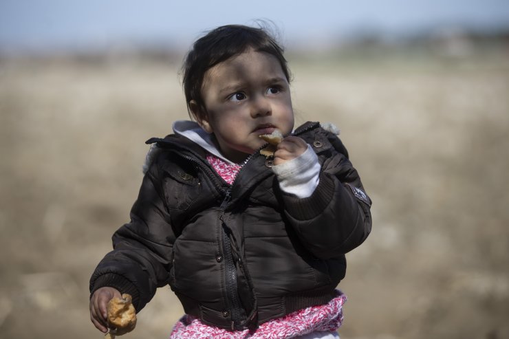 Yunanistan'a gitmek isteyen düzensiz göçmenlerin sınırdan geçişi sürüyor
