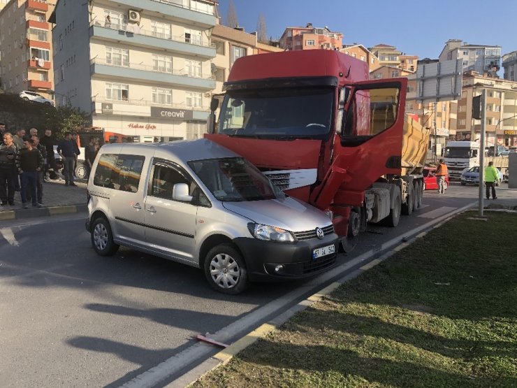Alaplı’da kamyonet otomobille çarpıştı: 1 yaralı