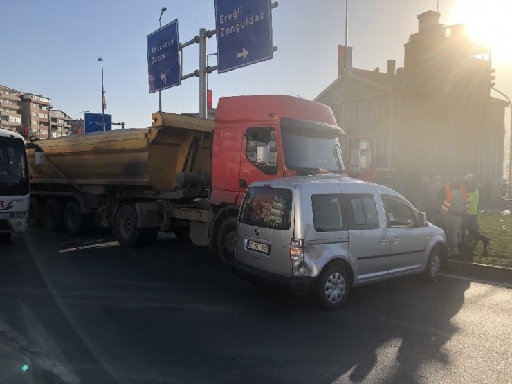 Alaplı’da kamyonet otomobille çarpıştı: 1 yaralı