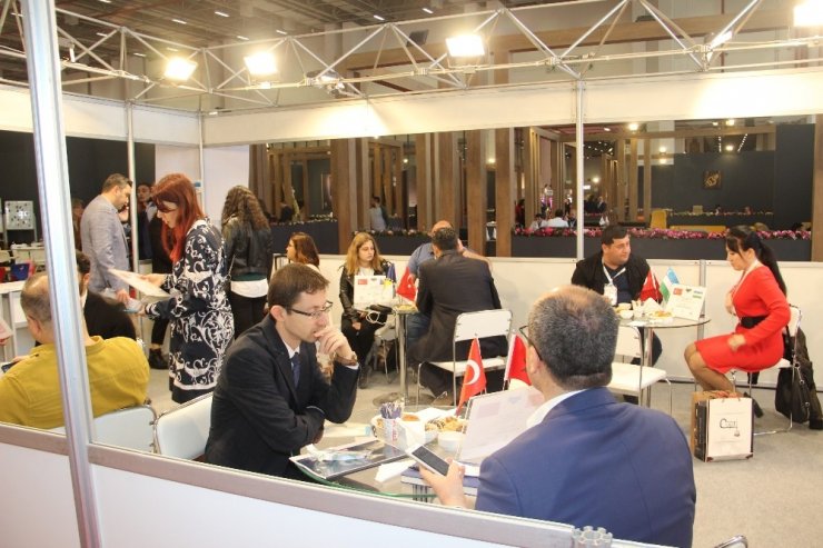 Merakla beklenen mobilya fuarı kapılarını açtı