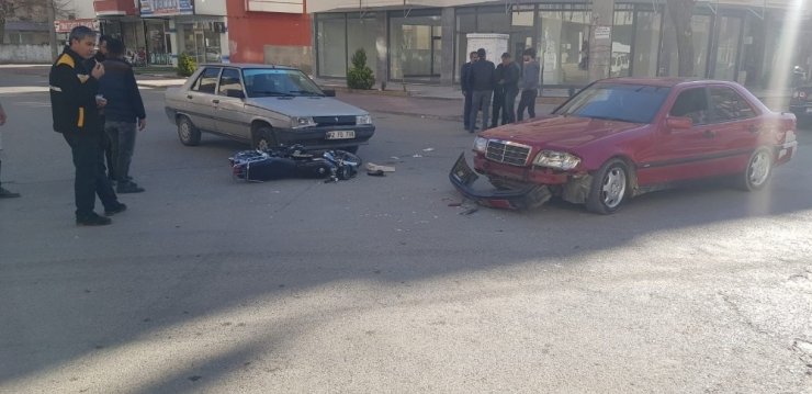 Otomobil ile motosiklet çarpıştı: 1 yaralı