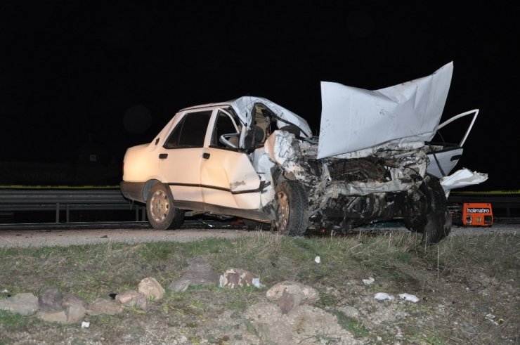Sandıklı’da otomobil patates yüklü kamyona çarptı: 1 ölü