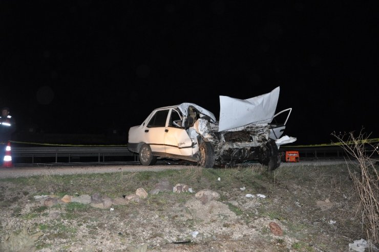 Sandıklı’da otomobil patates yüklü kamyona çarptı: 1 ölü