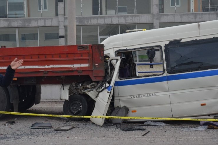 Manisa’da feci kaza: 2 ölü 8 yaralı