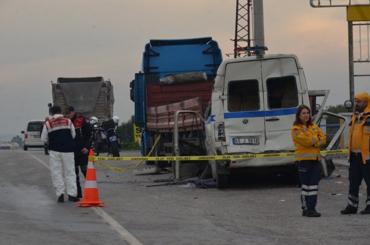 Manisa’da feci kaza: 2 ölü 8 yaralı