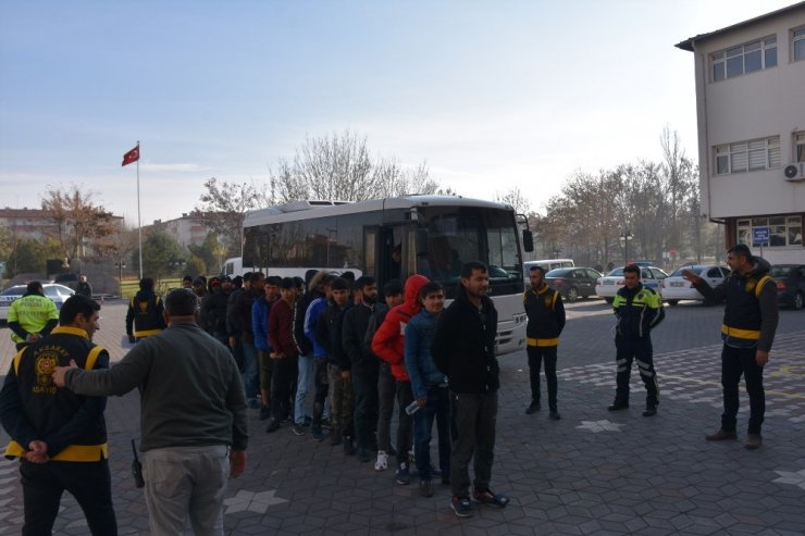 Aksaray’da 121 düzensiz göçmen sınır dışı edildi
