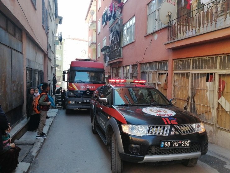 İki bina arasına atılan çöpler yandı