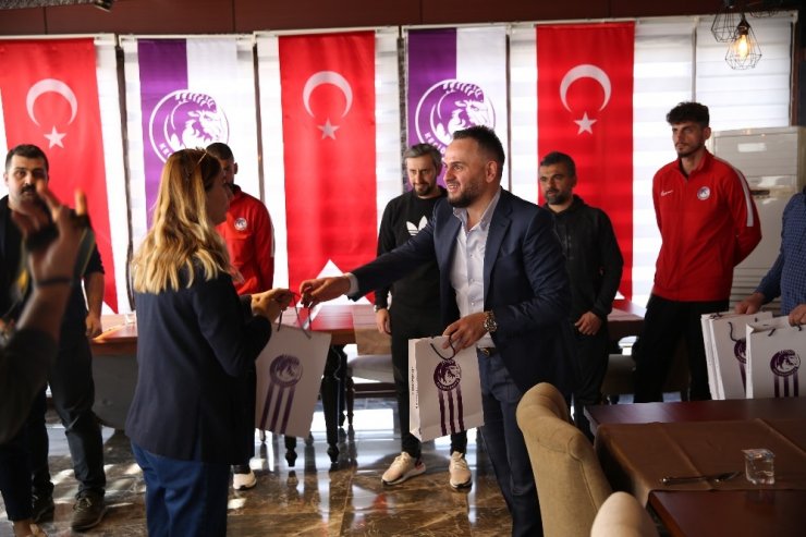 Sedat Tahiroğlu: "13 yıldır hiç bir futbolcuya, hocaya, devlet kurumuna borcumuz yok"