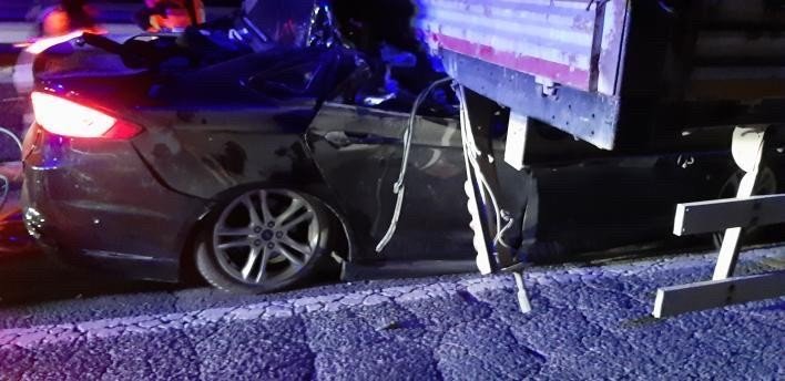 Başkent’te otomobil TIR’a ok gibi saplandı: 2 ölü