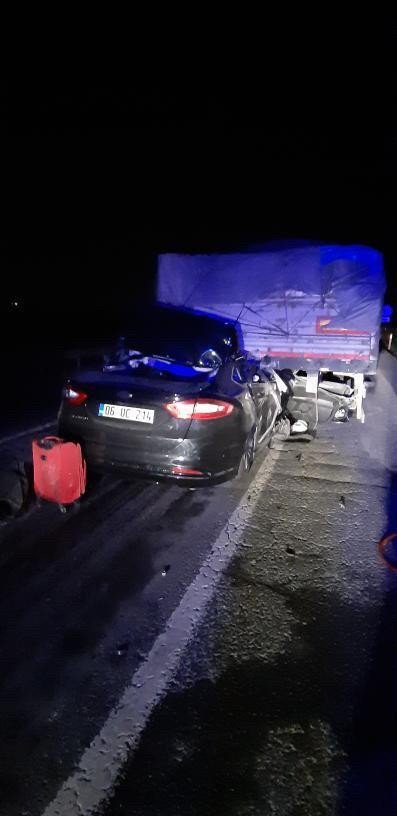 Başkent’te otomobil TIR’a ok gibi saplandı: 2 ölü