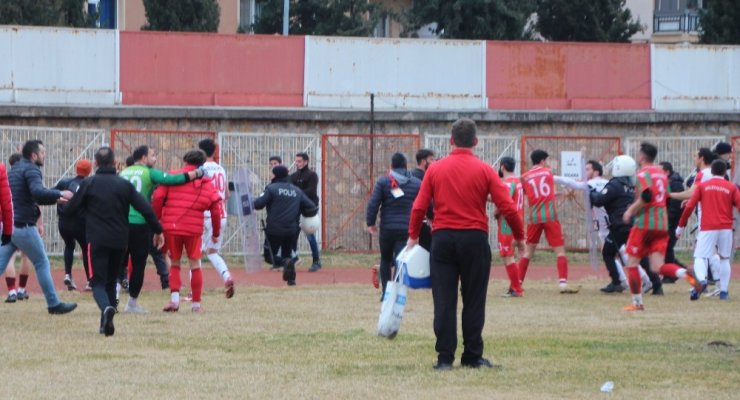 Bileciksporlu 2 futbolcu, darp edildiği iddiasıyla rakip 4 futbolcu için suç duyurusunda bulundu