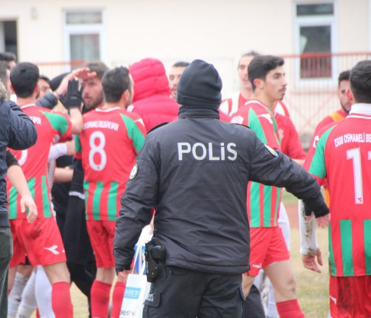 Bileciksporlu 2 futbolcu, darp edildiği iddiasıyla rakip 4 futbolcu için suç duyurusunda bulundu