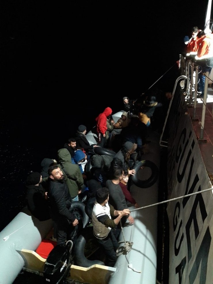 Yunanistan’ın çaresiz bıraktığı 93 göçmeni Türk sahil güvenliği kurtardı