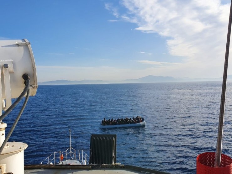 Yunanistan’ın çaresiz bıraktığı 93 göçmeni Türk sahil güvenliği kurtardı
