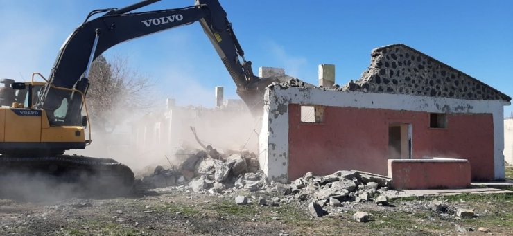 Diyarbakır’da depremde zarar gören okul yıkıldı