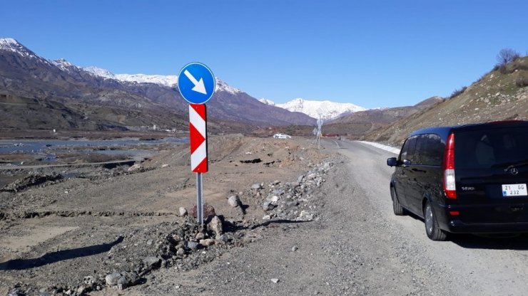 Kulp’ta yol çöktü, ulaşımda aksamalar yaşandı