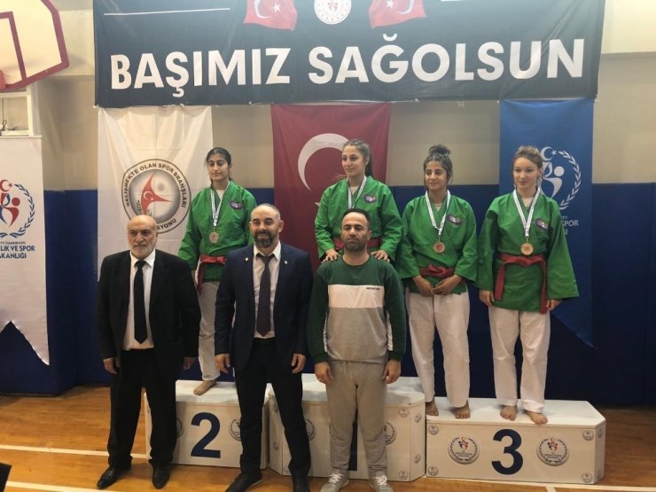 Batmanlı sporcular kuraş şampiyonasına damga vurdu