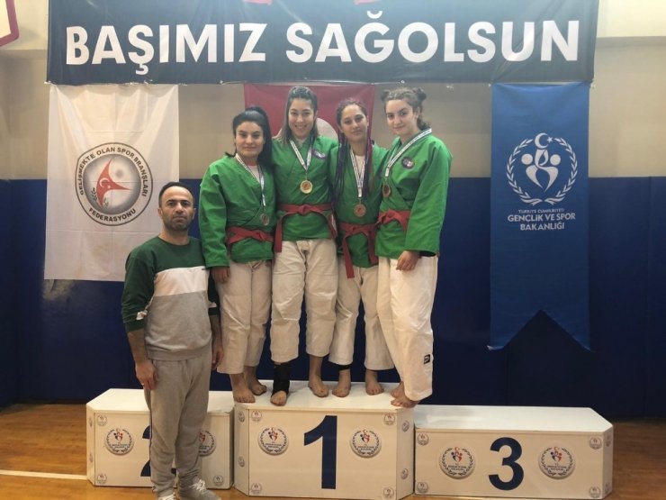 Batmanlı sporcular kuraş şampiyonasına damga vurdu