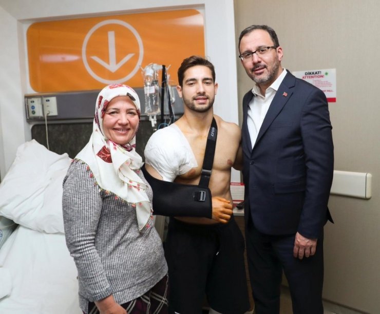 Bakan Kasapoğlu’ndan İbrahim Çolak’a geçmiş olsun ziyareti