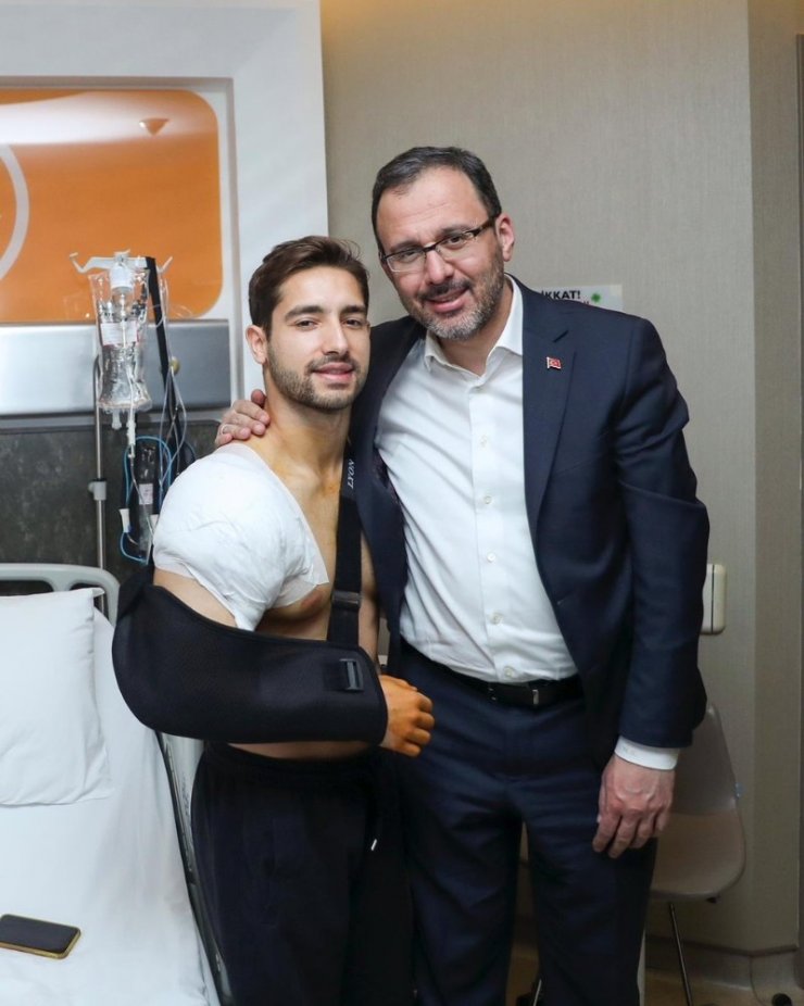 Bakan Kasapoğlu’ndan İbrahim Çolak’a geçmiş olsun ziyareti