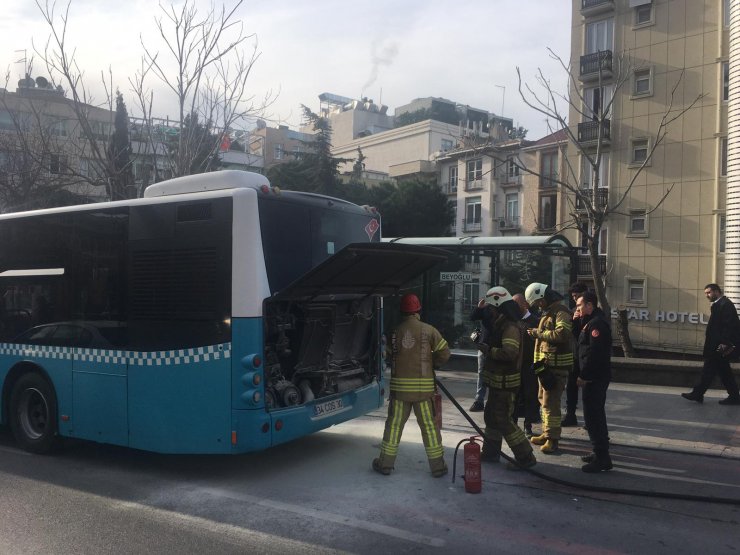 İETT otobüsünün motorunda çıkan yangın söndürüldü
