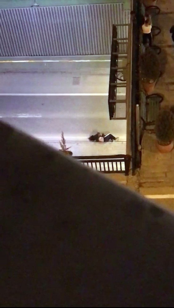 Genç kız üst geçitten böyle atladı