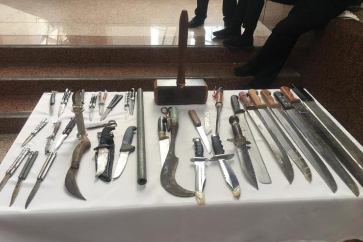 İzmir Adliyesinde aramalarda ele geçirilen suç aletleri sergilendi